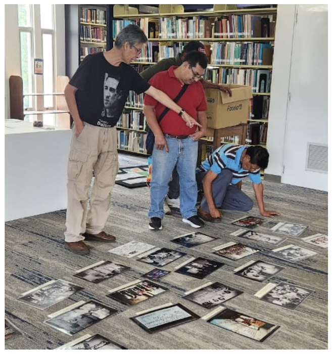 Ex presos y víctimas de tortura seleccionando
fotografías de la muestra